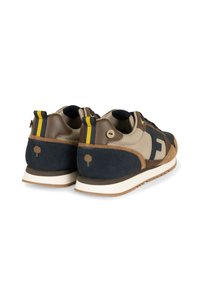 Sneakers con una combinazione di suede beige, marrone e blu navy. Presentano una superficie testurizzata, un tassello sul tallone a strisce gialle e nere, e un piccolo logo ad albero.