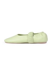 Ballet flat en cuir vert clair avec une bride accentuée froncée, texture lisse, bout arrondi et une semelle discrète et plate.