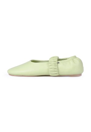Ballet flat in pelle verde chiaro con una fascia decorativa arricciata, superficie liscia, punta arrotondata e una suola discreta e bassa.