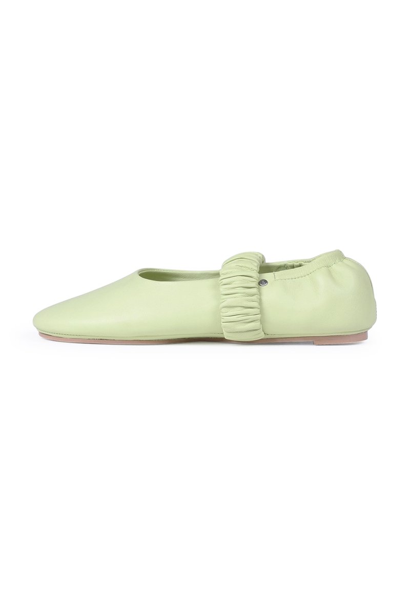 Ballet flat en cuir vert clair avec une bride accentuée froncée, texture lisse, bout arrondi et une semelle discrète et plate.