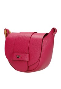 Borsa a tracolla in pelle rosa con forma curva, chiusura a pattina, accentuazione del logo e superficie texture. Presenta una singola tracolla per il trasporto.