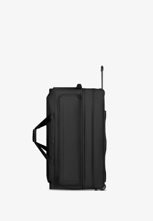 Valise noire à roues de forme rectangulaire, avec des fermetures éclair sur le côté, des poignées robustes et une poignée télescopique rétractable pour un transport facile.