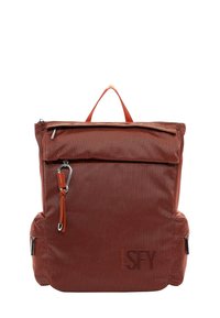 Zaino rosso texturizzato con un grande scomparto con zip e una tasca frontale. Presenta dettagli in pelle e una maniglia di trasporto sulla parte superiore.