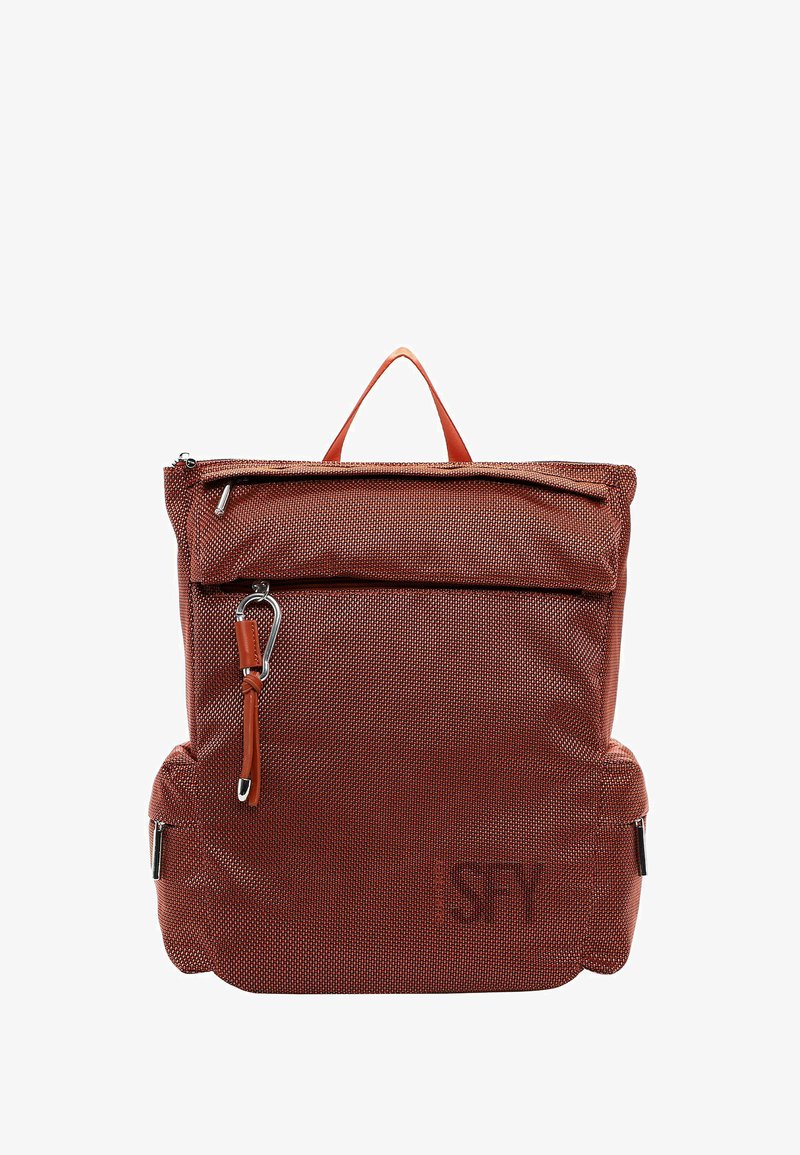 Mochila roja texturizada con un gran compartimento con cremallera y un bolsillo frontal. Presenta acentos de cuero y un asa de transporte en la parte superior.