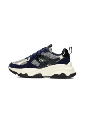 Sneaker atletici navy e argento con dettagli in rete, suede e vernice, dotati di una suola bianca spessa e una suola esterna nera texturizzata.