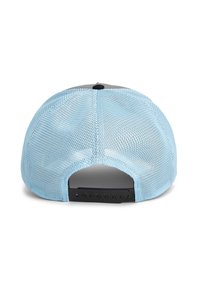 Casquette trucker en maille bleue avec un panneau avant gris, de forme arrondie, avec un système de fermeture à sangle noire ajustable et des trous de ventilation pour la respirabilité.
