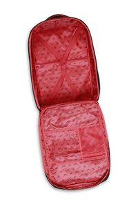 Bolsa de viaje negra abierta que revela un interior rojo con un patrón de logo, correas elásticas y múltiples compartimentos, incluyendo un bolsillo de malla.