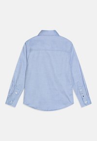 Camicia azzurro chiaro a maniche lunghe in tessuto morbido. Presenta un colletto classico, polsini con bottoni e un orlo curvo. Design semplice e pulito.