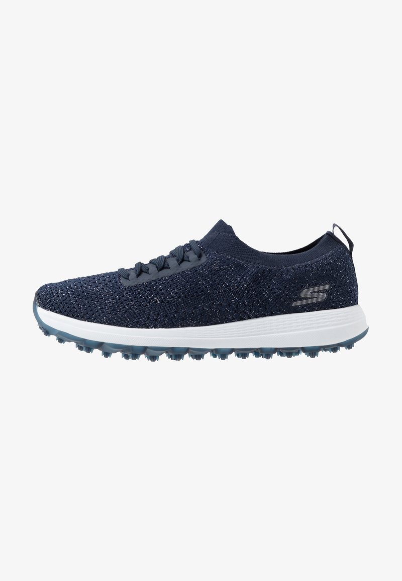 Chaussure de sport en maille bleu marine avec semelle blanche, devant à lacets, semelle extérieure texturée antidérapante, et languette de traction au talon.