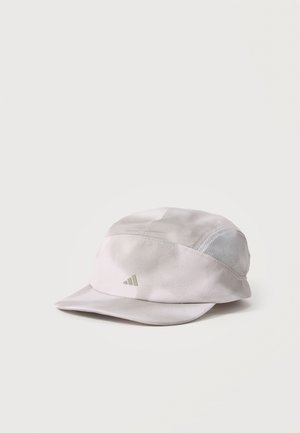 Casquette légère gris clair et blanche avec panneaux en mesh et petit logo Adidas à l'avant, présentée sur fond blanc uni.