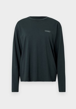 Tummanvihreä pitkähihainen t-paita, joka on valmistettu pehmeästä puuvillasta. Siinä on pyöreä pääntie ja pieni "OBEY"-logo brodeerattuna rintaan.