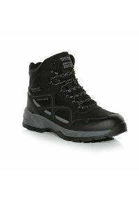 Botte de randonnée haute noire avec lacets à motifs, semelle grise robuste, panneaux en mesh respirant, et marquage imperméable sur le côté et la languette.