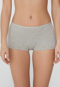 Šedé bavlněné boxerky s hladkou texturou, vybavené měkkým elastickým pasem a minimalistickým designem, ideální pro každodenní nošení.