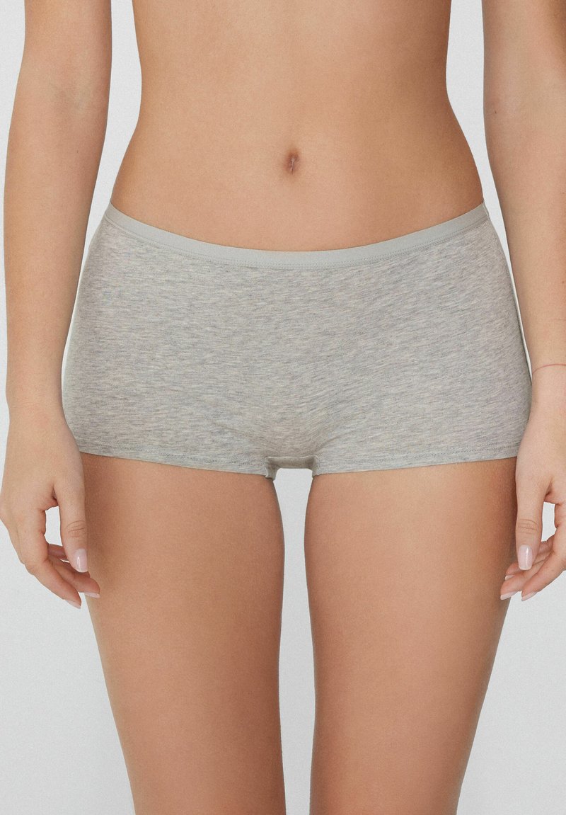 Šedé bavlněné boxerky s hladkou texturou, vybavené měkkým elastickým pasem a minimalistickým designem, ideální pro každodenní nošení.