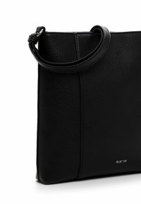 Schwarze Leder-Tote mit strukturiertem Finish, ausgestattet mit einem einzelnen Schulterriemen und einer dezenten Logoinschrift nahe der Basis.