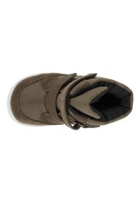 Bruine suède en textile schoen met een gevoerd interieur, klittenbandsluiting, ronde neus en witte rubberen zool. Bovenaanzicht benadrukt de ontwerpelementen.