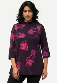 Dunkelpurpurne Bluse mit pinken und orangen Blumen. Weicher Stoff, 3/4-Ärmel, gerader Schnitt und hochgeschlossen.