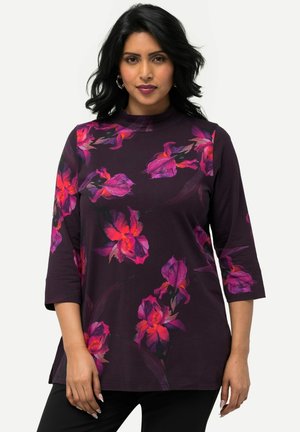 Dunkelpurpurne Bluse mit pinken und orangen Blumen. Weicher Stoff, 3/4-Ärmel, gerader Schnitt und hochgeschlossen.