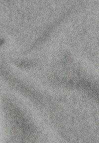 Tissu gris clair avec un tissage texturé, présentant une apparence douce et lisse. Aucun motif ni dessin visible.