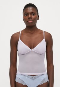 Camisole viola chiaro con spalline sottili, in un morbido tessuto elasticizzato e con scollatura a V. Abbinato a mutandine azzurro chiaro con rifiniture in pizzo.