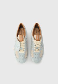 Ζευγάρι ανοιχτό μπλε και μπεζ αθλητικά παπούτσια Geox με κρεμ κορδόνια, πλέγματα και επώνυμες εσωτερικές σόλες σε λευκό φόντο.