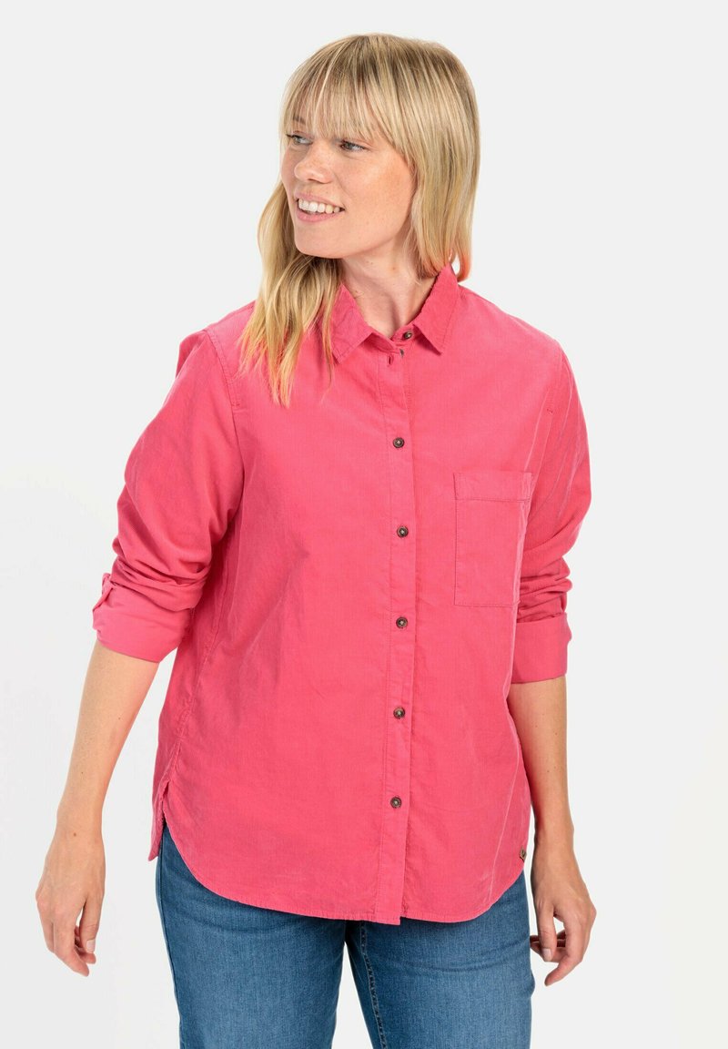 Roze button-up shirt met een borstzak, opgerolde mouwen en een gebogen zoom. Gemaakt van een gestructureerde stof met donkere knopen.
