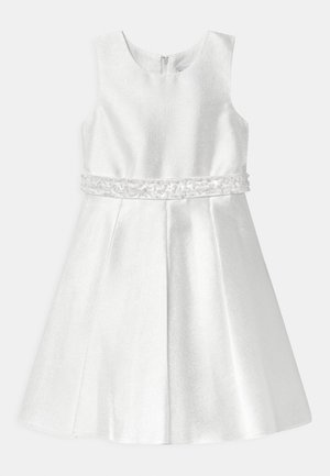 Ærmeløs hvid satin kjole med rund halsudskæring og perlebesat blomsterbælte, med udvidet nederdel og lynlås i ryggen.