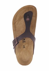 Bruine leren sandaal met een plat ontwerp, voorzien van een enkele band, metalen gesp en een gestructureerde, lichtbruine voetbed. Maat 37 gemarkeerd aan de binnenkant.