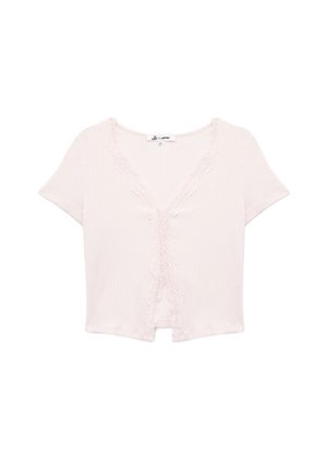 Lichtroze geribbelde top met korte mouwen en een V-hals, met een kantafwerking langs de halslijn en centrale knopen. Zachte textuur en aansluitend ontwerp.