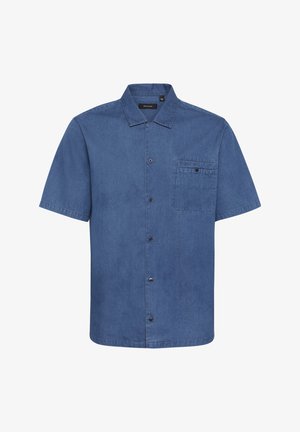 Camicia di jeans a maniche corte di colore blu scuro, con colletto a bottoni, taschino singolo sul petto e chiusura frontale a bottoni. Texture liscia, design casual.