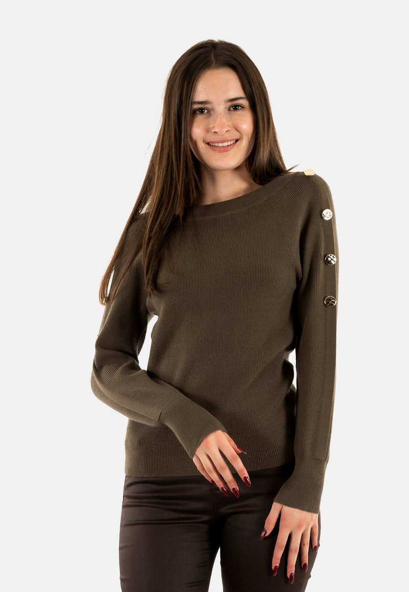 Maglione a costine verde oliva con scollatura larga e dettagli con bottoni dorati sulla spalla; maniche aderenti con una texture morbida.
