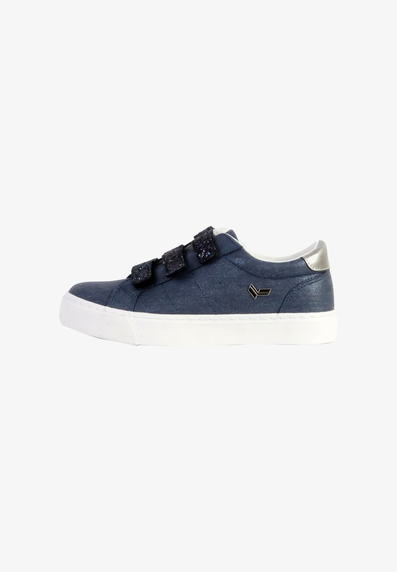 Navy sininen lenkkari valkoisella pohjalla, glitteriset kolme tarranauhaa, hopeinen kantatappi ja pieni metallinen logo sivulla.