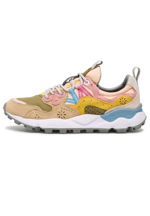 Multicolor sportieve sneaker met beige, gele, roze en blauwe suède- en stoffen panelen, witte veters en een robuuste grijs-witte zool.