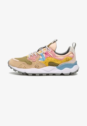Multicolor sportieve sneaker met beige, gele, roze en blauwe suède- en stoffen panelen, witte veters en een robuuste grijs-witte zool.