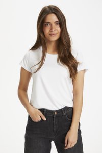 Witte t-shirt met ronde hals en korte mouwen, iets losvallend, gecombineerd met donkerdenim jeans met een klassieke vijf-pocket stijl.