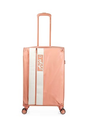 Maleta de color melocotón con franjas blancas. Cuenta con un mango retráctil, cuatro ruedas y un compartimento principal con cremallera. Logo de DKNY visible.
