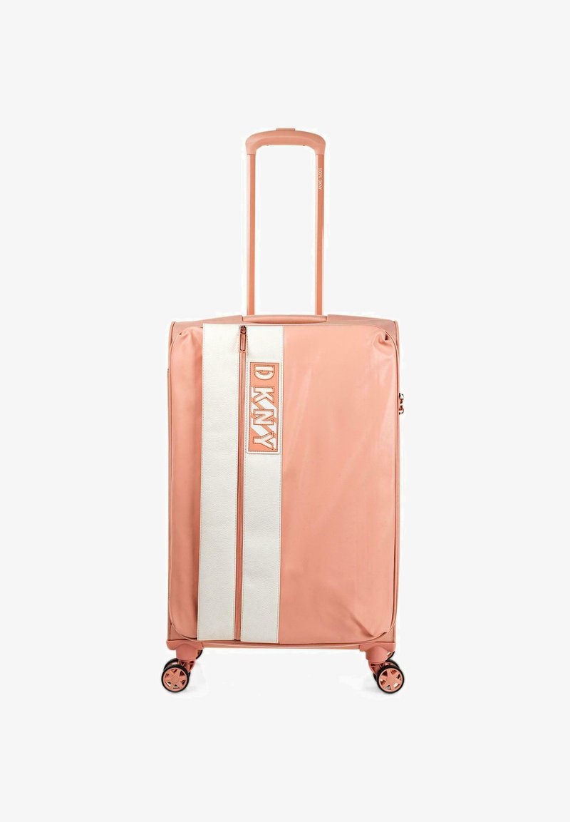 Maleta de color melocotón con franjas blancas. Cuenta con un mango retráctil, cuatro ruedas y un compartimento principal con cremallera. Logo de DKNY visible.