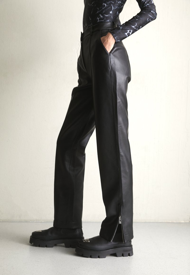 Han Kjøbenhavn STRAIGHT SUIT TROUSERS - Pantalones - black