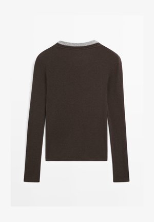 Ciemnobrązowa koszula z długim rękawem i kontrastowym szarym okrągłym dekoltem, wyłożona na płasko, z tyłem do góry.