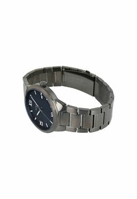 Silberne Metalluhr mit einem dunkelblauen Zifferblatt, römischen Ziffern als Marker und einem Gliederarmband-Design. Verfügt über eine auffällige Krone an der Seite.