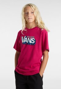 Fuksia puuvillane T-särk lühikeste varrukatega, millel on suur valge ja sinine Vansi logo ning ruuduline aktsent, mugav lõige.
