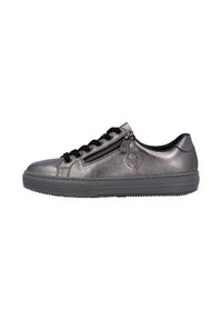 Sneaker grigio metallico con lacci neri, dotato di chiusura con zip laterale e suola in gomma testurizzata.Parte superiore in pelle liscia e design della punta arrotondata.