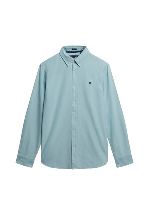 Camisa de manga larga de color azul claro, confeccionada en algodón. Presenta un cuello con botones y un pequeño logo bordado en el lado izquierdo del pecho.