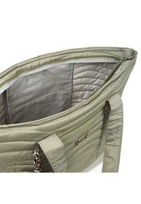Bolsa de tote acolchada en tela verde claro con textura suave. El interior cuenta con múltiples bolsillos y un compartimento con cremallera para un almacenamiento seguro.