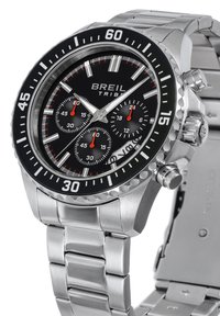 Montre chronographe en acier inoxydable avec un cadran noir, des accents argentés, trois sous-cadrans et des aiguilles luminescentes. Dispose d'un bracelet robuste à maillons.