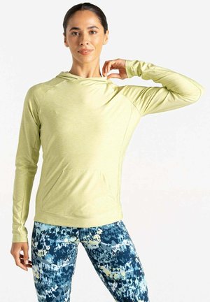 Hellgrüner Langarm-Hoodie mit einer vorderen Tasche und Kapuze, kombiniert mit blau-gelben Leggings, die mit abstrakten Farbspritzdesigns gemustert sind.