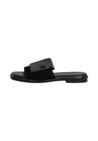 Zwarte slidesandaal met een combinatie van glad en gestructureerd leer, brede band met een metalen accent en een lage, flexibele zool.