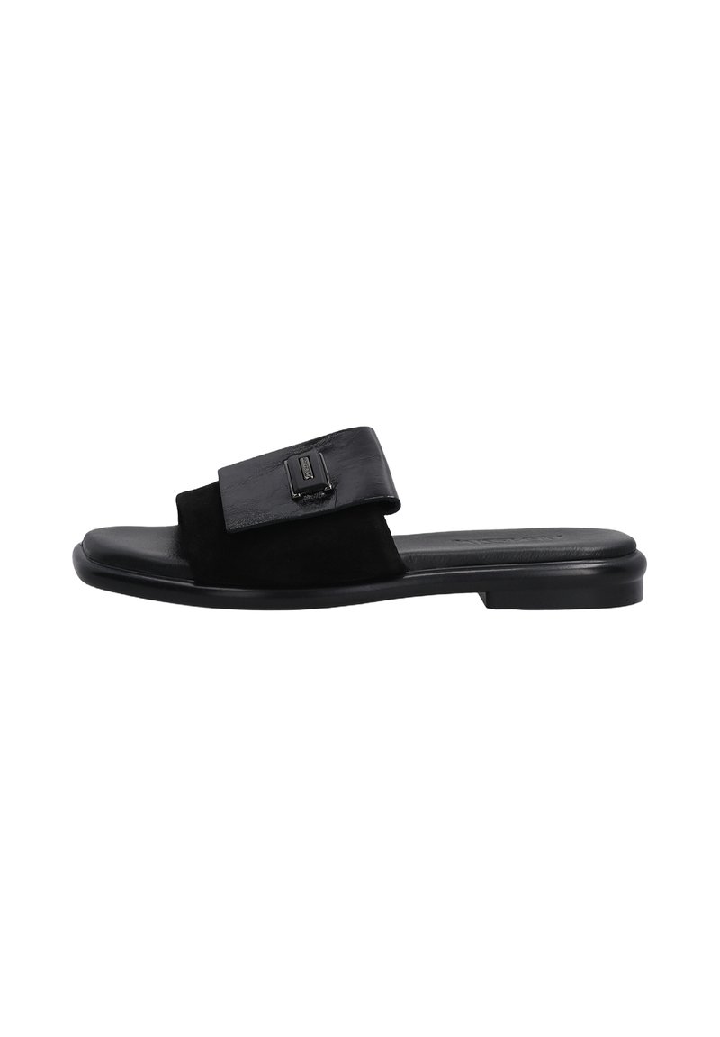 Zwarte slidesandaal met een combinatie van glad en gestructureerd leer, brede band met een metalen accent en een lage, flexibele zool.