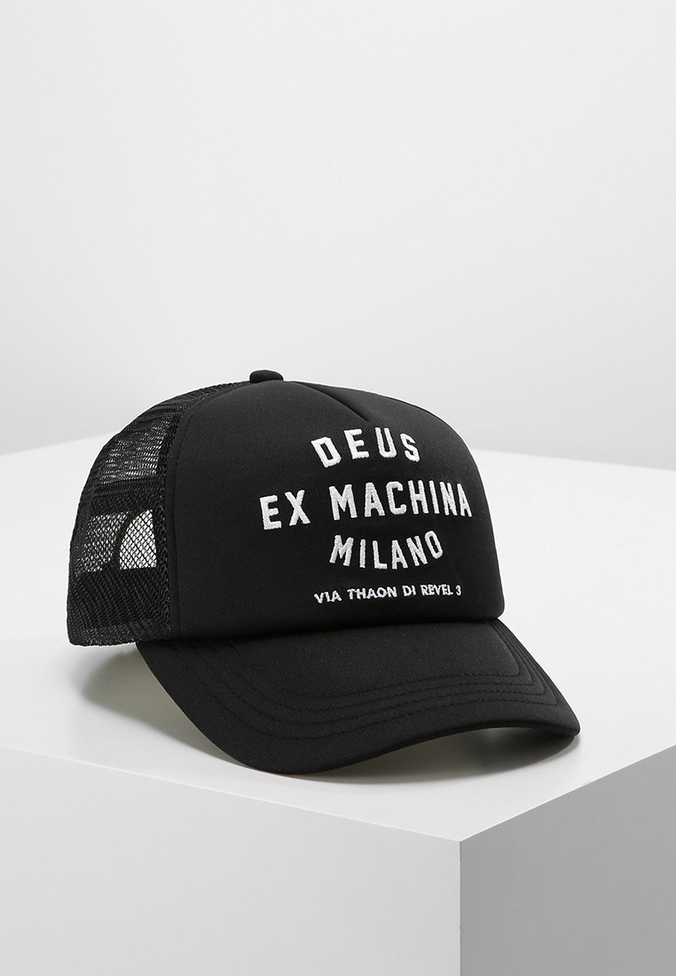 Cappellino nero con una parte frontale solida, retro in rete e testo bianco che recita "DEUS EX MACHINA MILANO" e "VIA THAON DI REVEL 3" sulla parte anteriore.