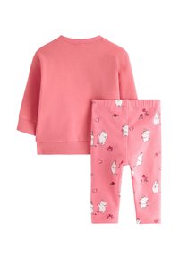 Ροζ σύνολο για νήπιο με μονόχρωμο μακρυμάνικο τοπ και ταιριαστά κολάν με λευκά μοτίβα καρτούν μονόκερων, καρδιών, τριαντάφυλλων και κουτιών δώρων.